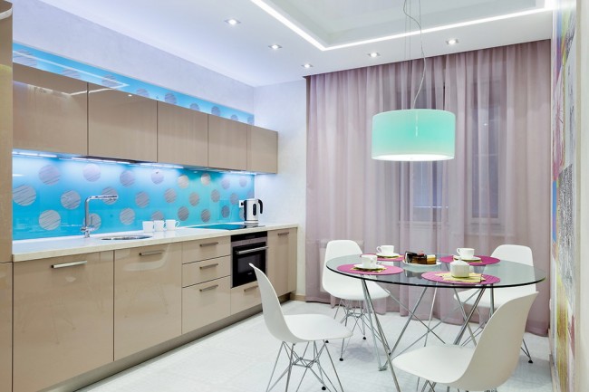 Tlumené růžové, šeříkové, pistáciové barvy z pevného tylu mohou příznivě vyvolat vybrané detaily ve výzdobě místnosti.