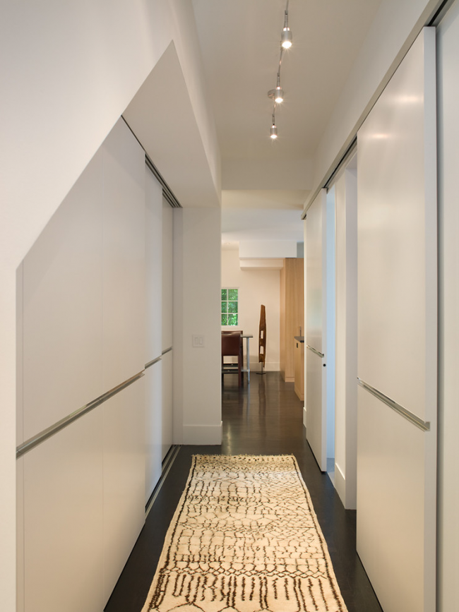 За проектирането на дизайна на малки стаи е по -добре да изберете светли нюанси.