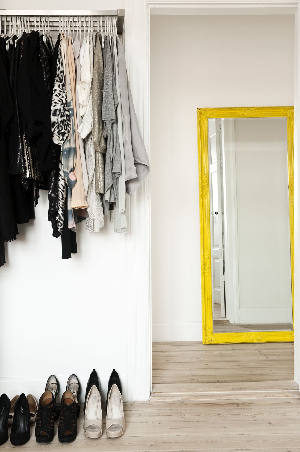 Velké podlahové zrcadlo se žlutým rámečkem