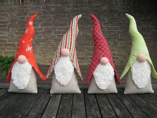 quatre diablotins fabriquent des objets artisanaux en tissu et en laine