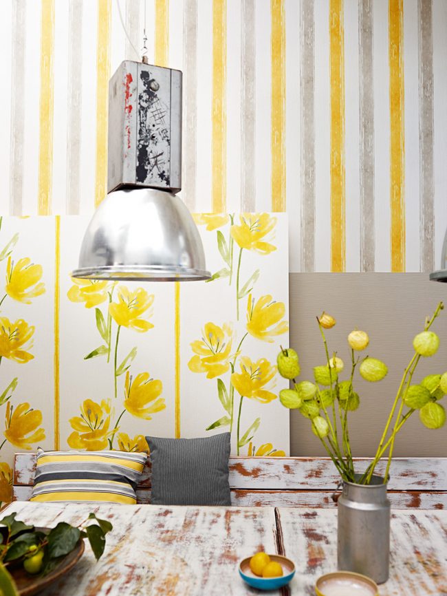 Světlý světlý obývací pokoj s jasnými šťavnatými akcenty žluté v interiéru