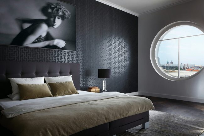 Texturovaná černá netkaná vinylová tapeta dodává ložnici nádech luxusu