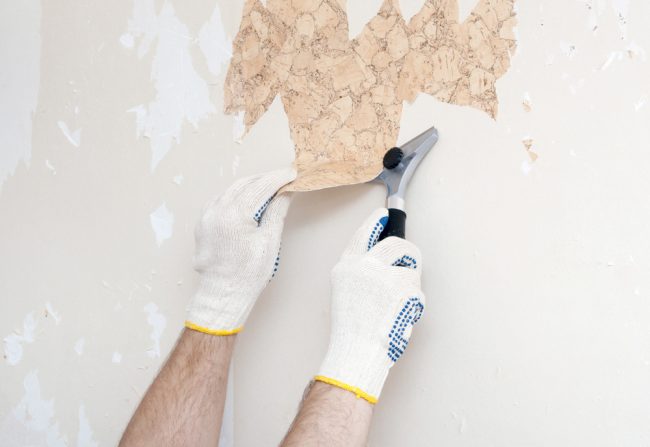 Starou tapetu ze stěn musíte důkladně vyčistit. Pro pohodlí můžete stěny navlhčit vodou, což usnadňuje jejich odstranění.