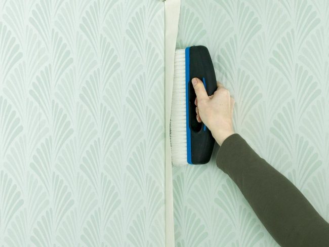 في مفاصل الزاوية ، يجب أن تقوم بتنعيم ورق الحائط بعناية ، مع ترك تداخل طفيف أولاً.