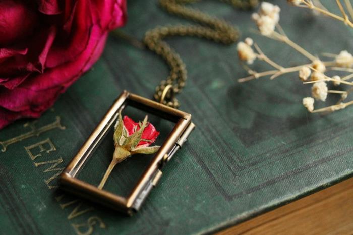 bijoux vintage collier fait main pendentif en laiton rose rouge