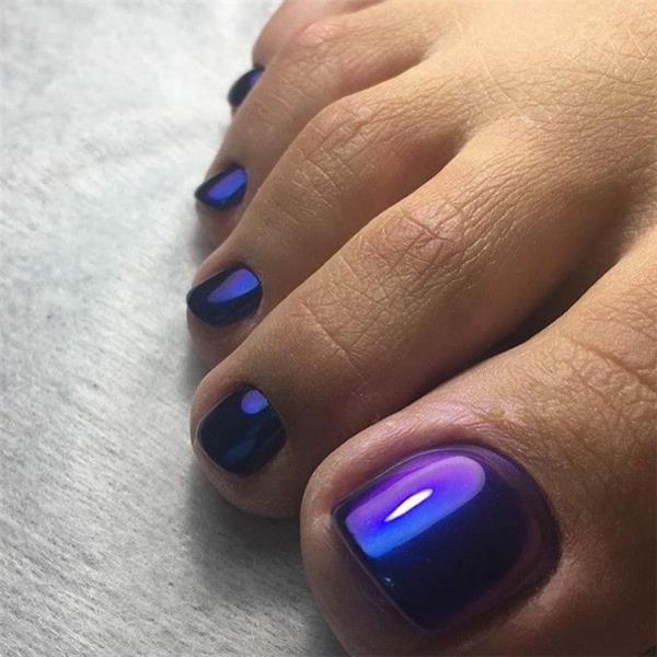 fioletowo-niebieskie metalowe paznokcie u stóp