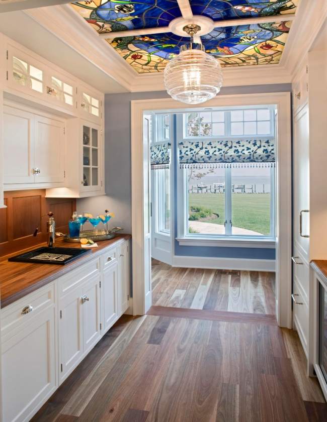 Krásný strop z barevného skla v designu kuchyně
