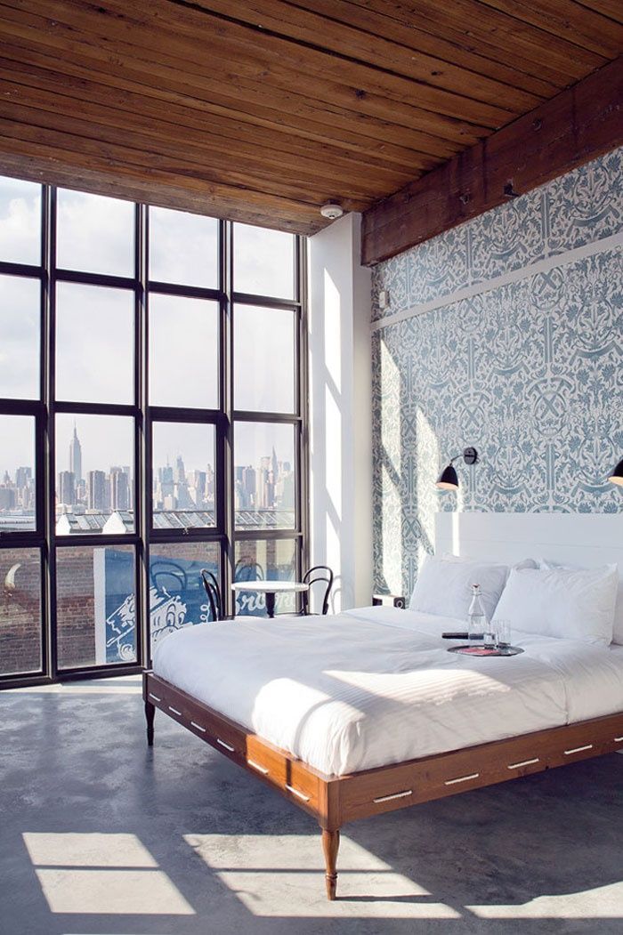 Schlafzimmer eines Hauses mit Buntglasfassade, mit Blick auf die Stadt
