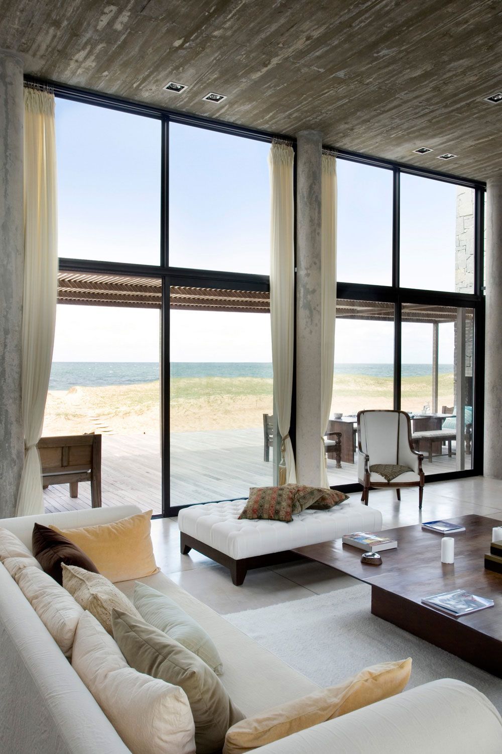 Buntglasfassade eines Hauses am Strand