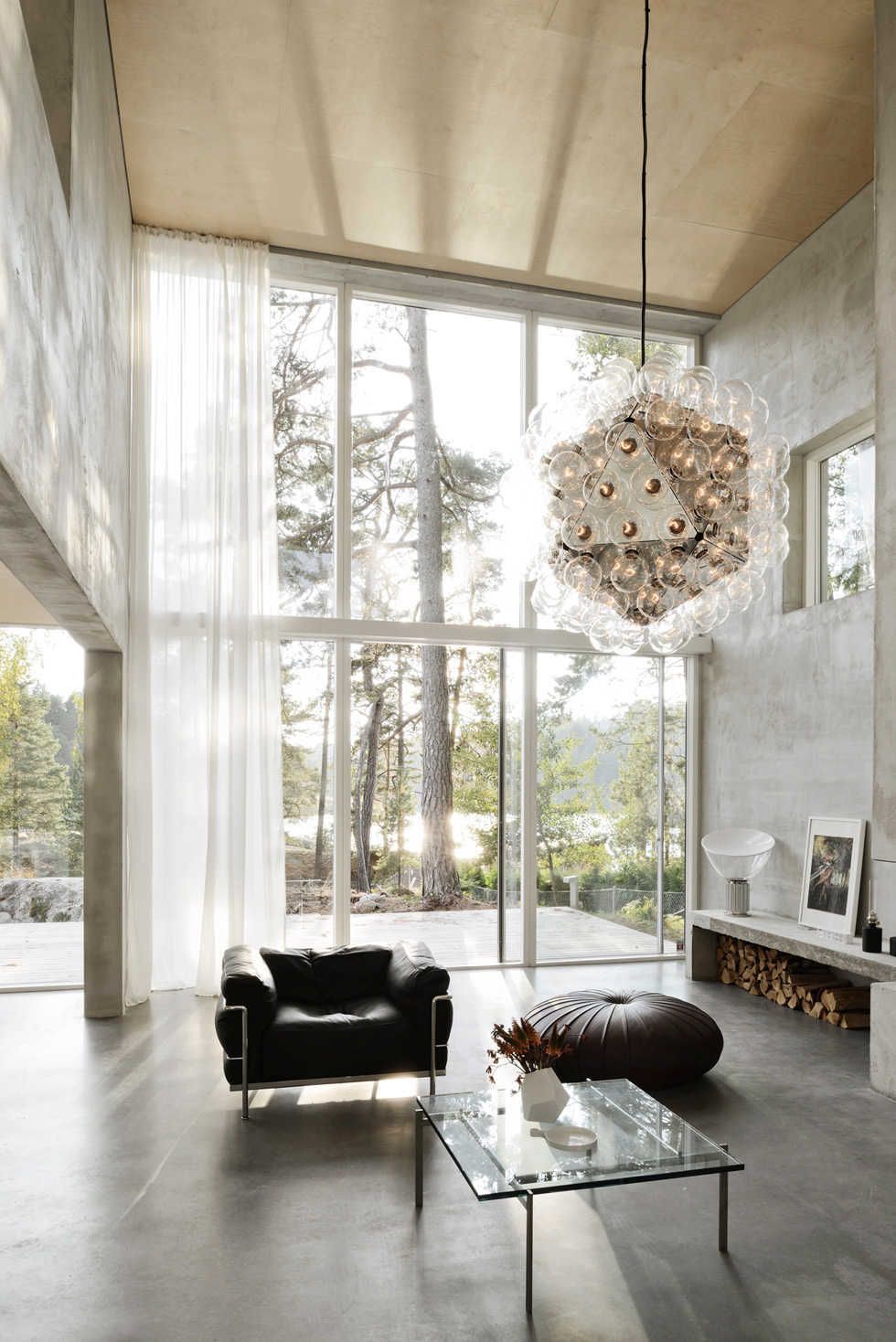 Buntglasfassade in einem Haus mit loftartigem Interieur