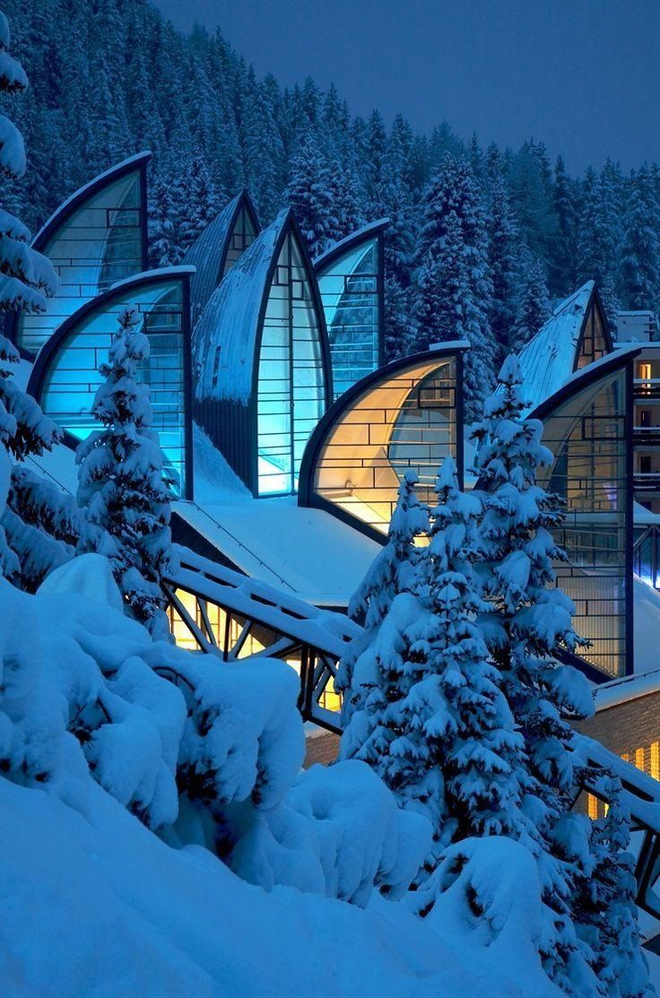 Glasmalerei an den Fassaden eines Schweizer Hotels