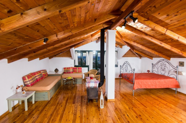 Schöne Dekoration des Dachzimmers mit Lindenlamellen unter dem Holz