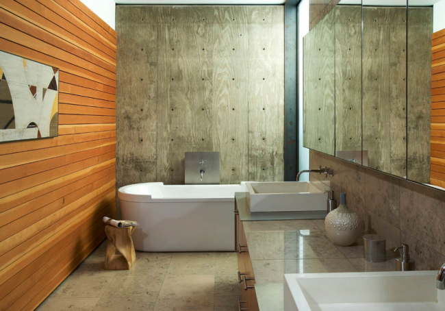 Horizontale dünne Lamellenimitation von Holz in der Dekoration der Wände des Badezimmers