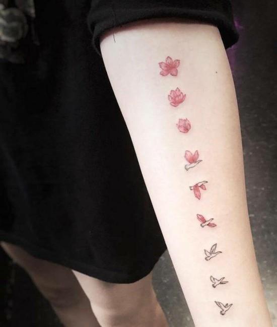 przedramię tatuaż kwiat wiśni ptasiej