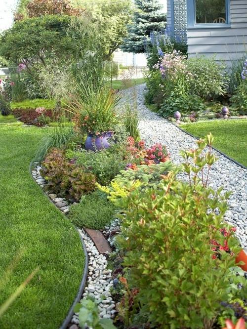 Conception de jardin avant avec allée de galets de gravier plantant des parterres de fleurs