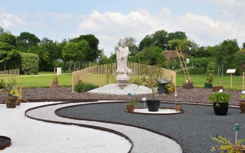 conception de cour avant avec statue de bouddha de jardin japonais en gravier