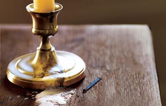 usuń plamy woskowe z drewnianego stołu