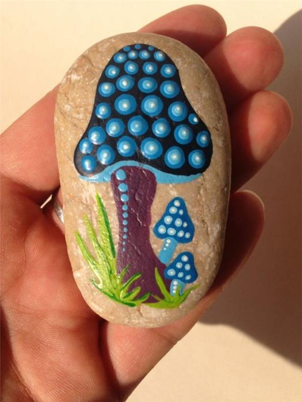 leśne grzyby na kamieniach pomaluj w niebieskie kropki