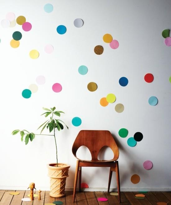 idées de décoration murale confettis colorés drôles