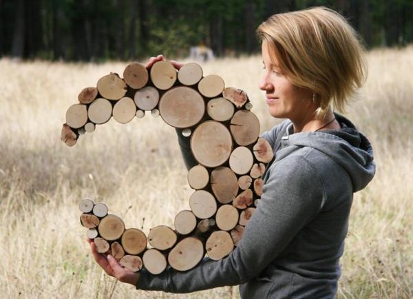 faire soi-même une décoration murale croissant de lune en bois naturel