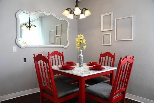 couleur du mur gris miroir mural salle à manger chaises rouges table