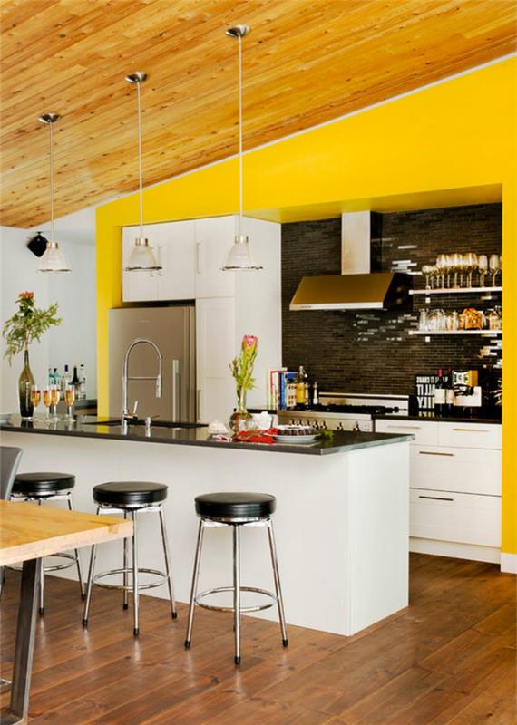 couleur des murs de la cuisine murs jaunes toit en pente carrelage noir du mur arrière de la cuisine