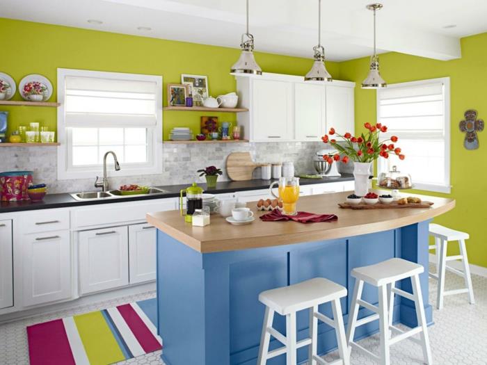 peinture murale cuisine chemin de tapis de couleur verte îlot de cuisine bleu armoires de cuisine blanches