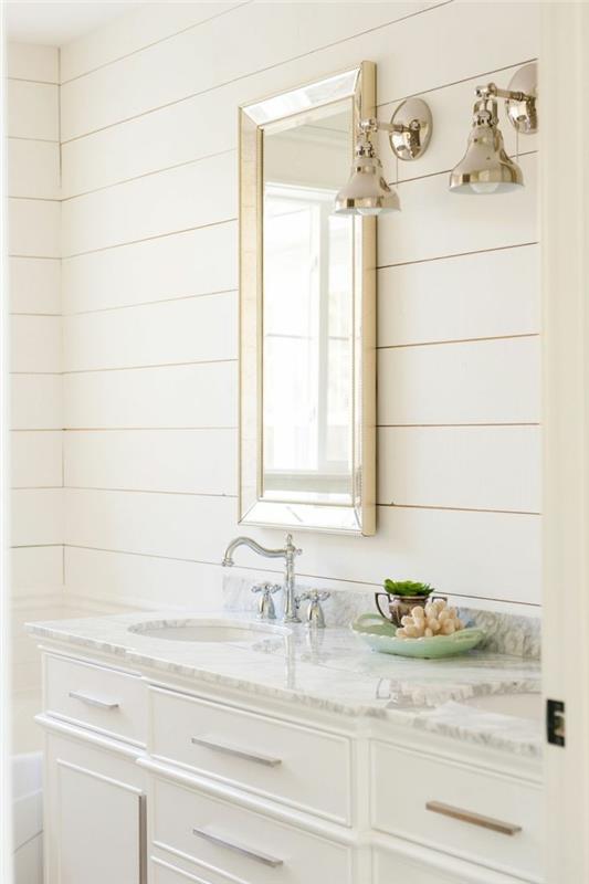 les couleurs des murs extra blancs dans la salle de bain donnent à la pièce une apparence lumineuse et spacieuse