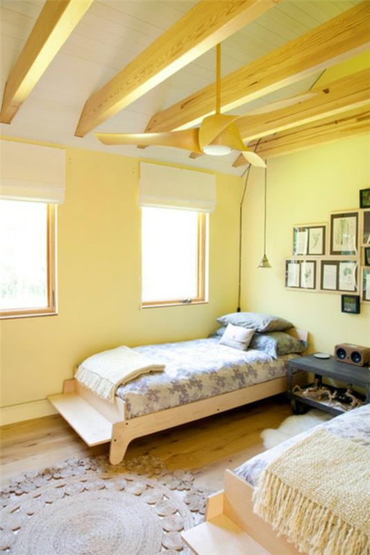 poutres de plafond ouvertes couleur mur en bois clair