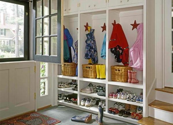 przedpokój dekorowanie ściany wieszanie ubrań dla dzieci