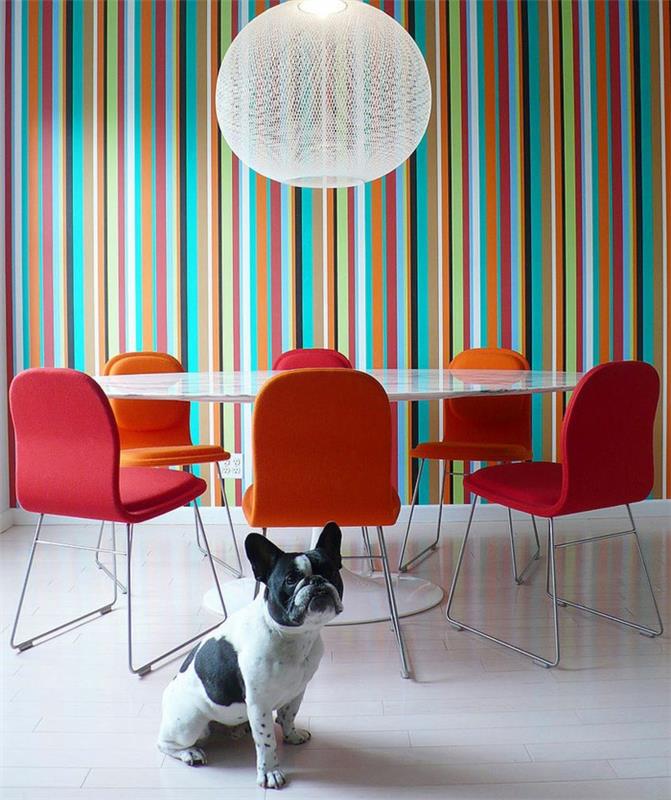idées de conception de mur papier peint de salle à manger motif de rayures chaises rouges