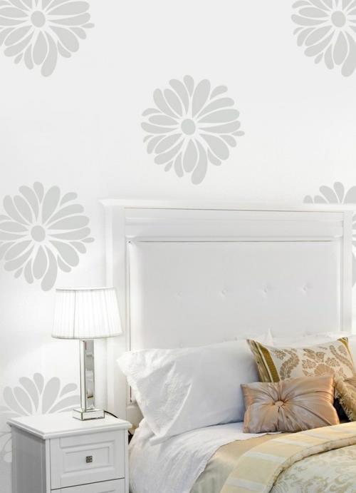 mur conception chambre lit tête de lit blanc papier peint motif monochrome fleurs