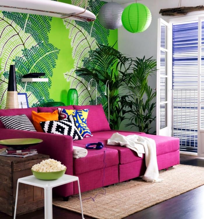 malowidła ścienne salon zielona tapeta fioletowa sofa
