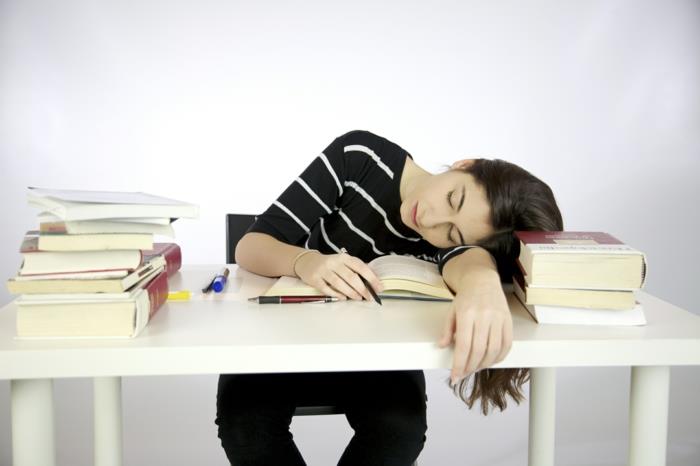 que faire contre l'anxiété des examens étudiant fatigué livres endormis