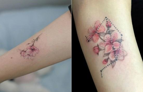 akwarela kwiat wiśni tatuaż przedramię