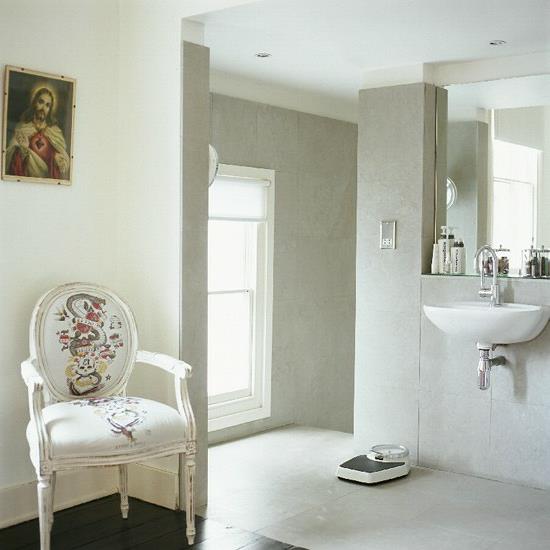 biała umywalka w stylu klasycznym w łazience