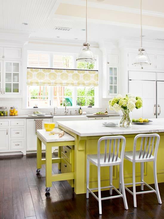 Idée de cuisine intérieur blanc jaune vert îlot de cuisine suspendu luminaire