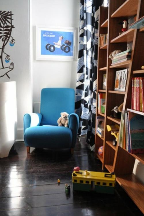 białe pomysły na projekt pokoju dziecięcego niebieskie drewniane półki na fotel