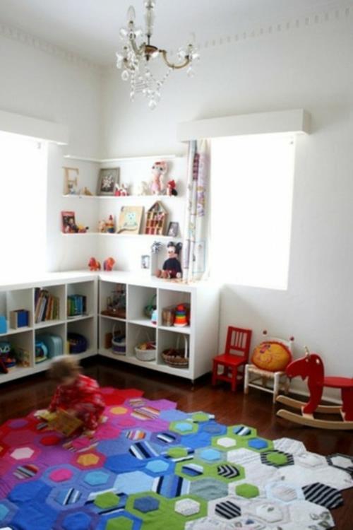 białe pomysły na projekt pokoju dziecięcego pomarańczowy kolorowy dywan