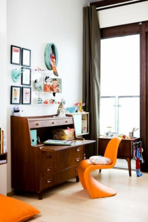 biały projekt pokoju dziecięcego pomarańczowe krzesła stół z drewna