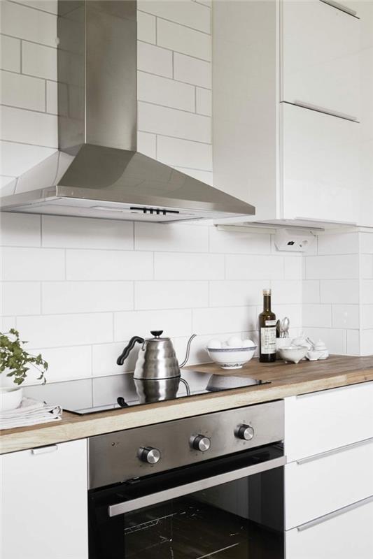 mur de fond de cuisine blanc avec carrelage et plan de travail en bois