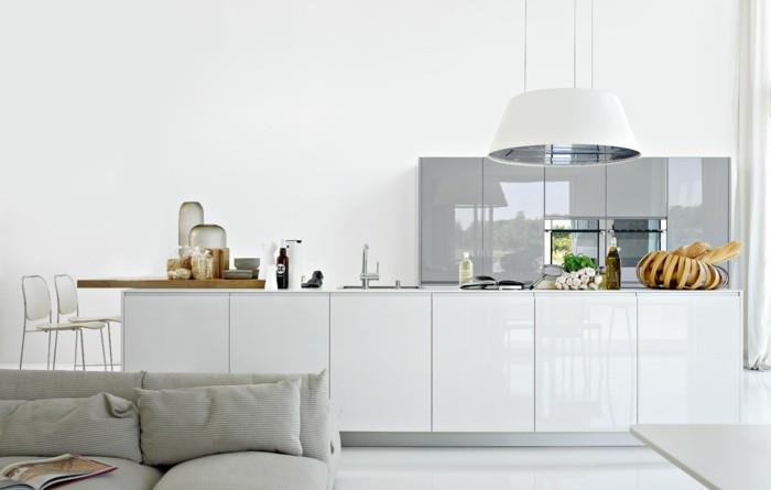 intérieur moderne de cuisine blanche avec des surfaces brillantes