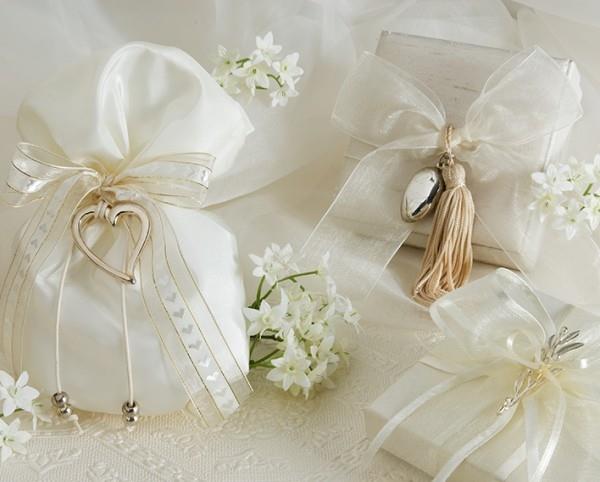 białe woreczki kokardki sprawią sobie weselne przysługi
