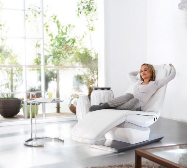 białe krzesło relaksacyjne eleganckie