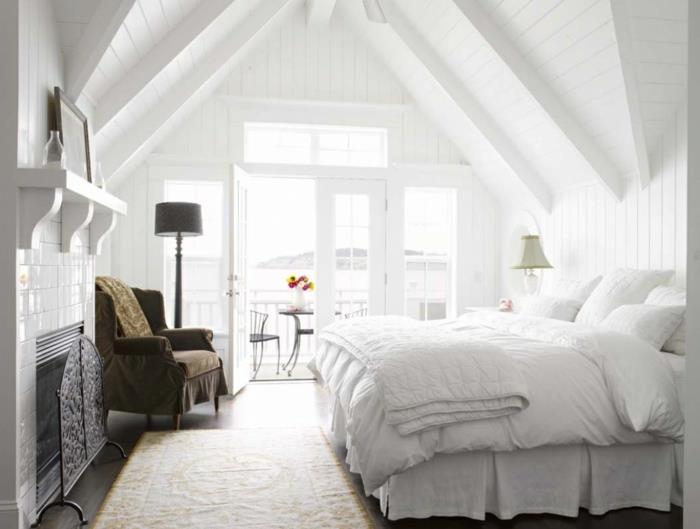 fauteuil vert de chemin de tapis de toit en pente de chambre à coucher blanche