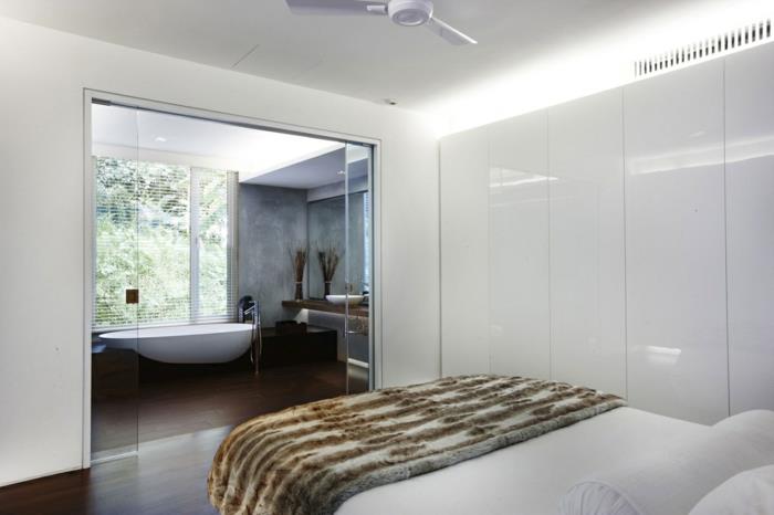 chambre blanche armoire moderne salle de bain éclairée
