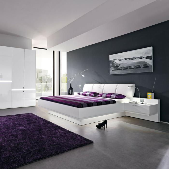 chambre blanche accents violets tapis literie mur d'accent gris