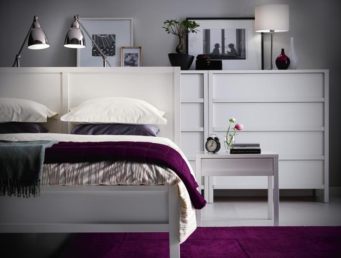 chambre blanche tapis violet moderne illuminer les murs gris clair