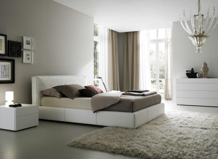 chambre blanche meubles blancs murs beiges tapis lustre