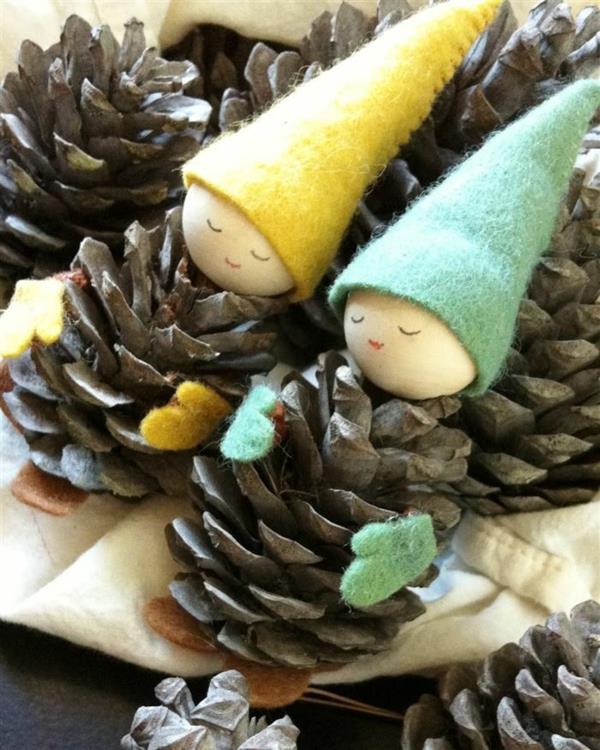 świąteczne rękodzieło z dziećmi pomysły na rękodzieło na Boże Narodzenie z filcowych szyszek sosnowych